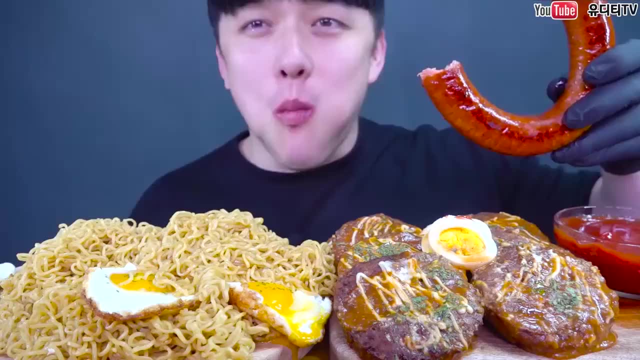 韩国深渊巨口小哥吃大香肠泡沫汉堡肉加个溏心蛋,冰可乐照尾!