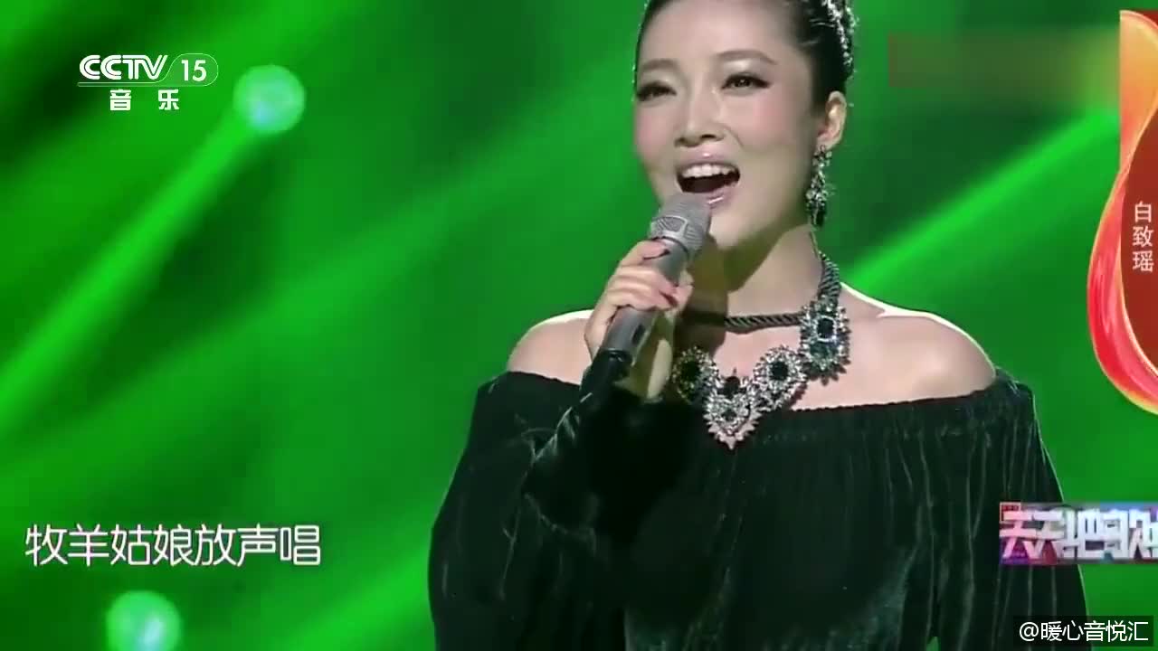 乌兰图雅演唱《美丽的草原我的家》歌声韵味十足