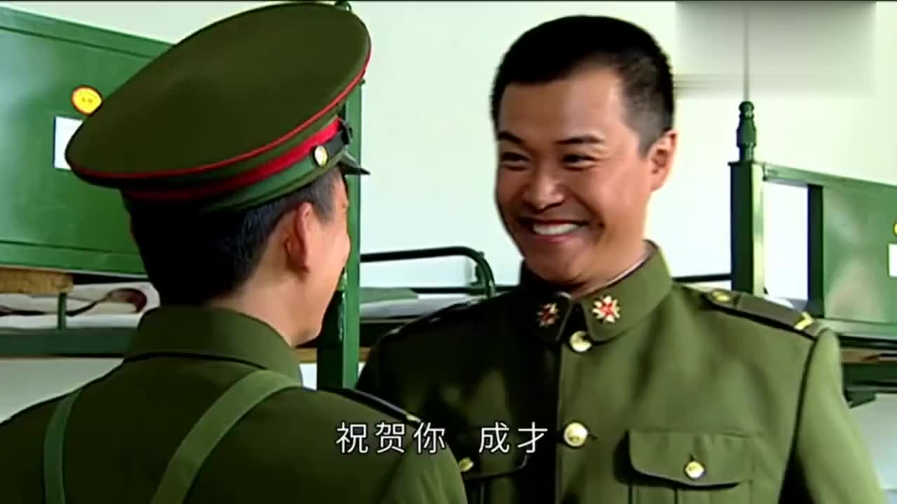 士兵突击:许三多被钢七连排挤欺负,班长:他要敢你就抡