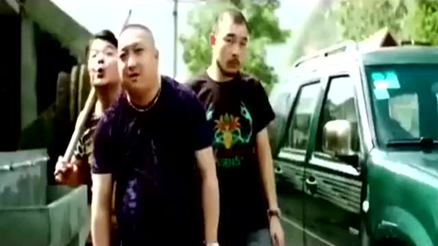 黑社会小混混上门收保护费,被刚出狱的亡命徒一拳放倒 解气!