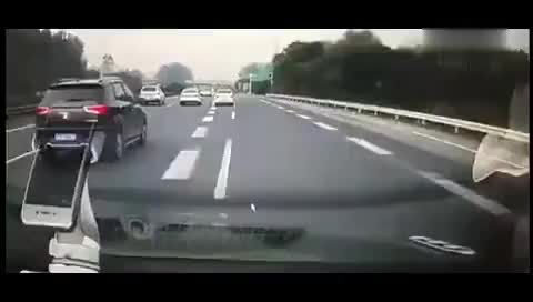 白色小轿车司机任性开车,这次真的是后悔了,可惜太晚!