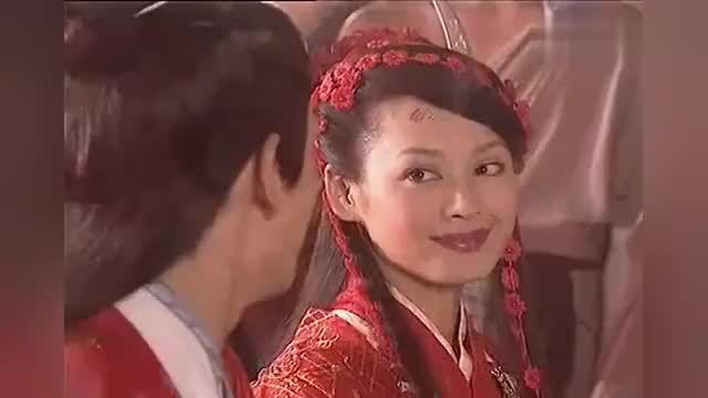 杨宗保终于和穆桂英成亲了,众人喜气洋洋,宁静笑起来好美
