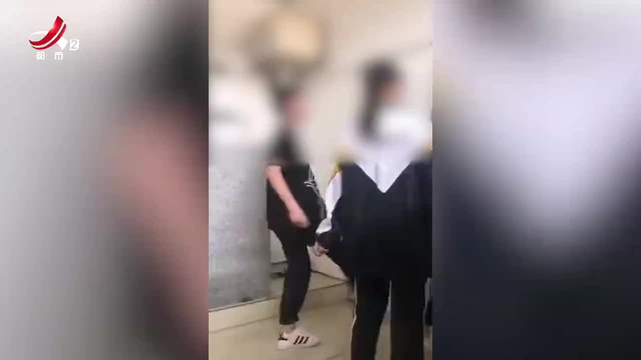 中学女生在寝室遭同学轮番殴打