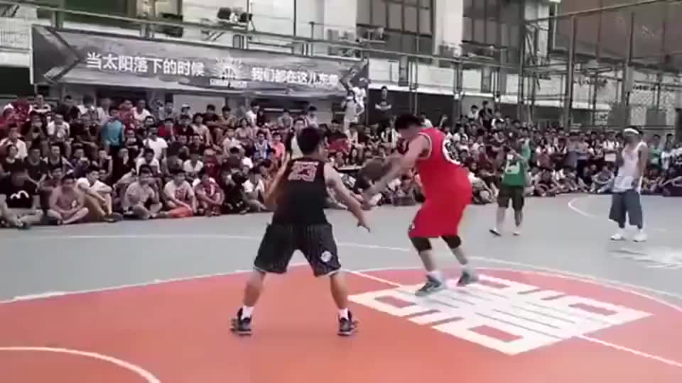 藏龙卧虎山间野场赤脚战斧,这肌肉比cba强多了,真是高手!