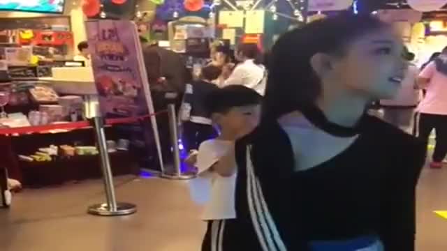 商场偶遇宋小睿在玩跳舞机,网友:这么多年舞都白学了!