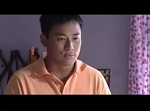 男子大步向前走向交战区,爆炸的炮弹就是炸不着他,太