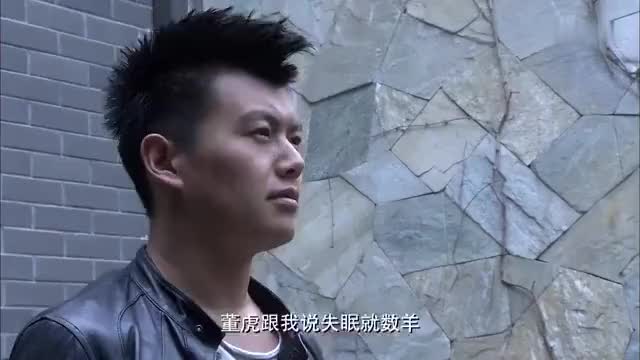 小弟坐上黑帮老大位置,前老大跪下敬茶,小弟却把他扶
