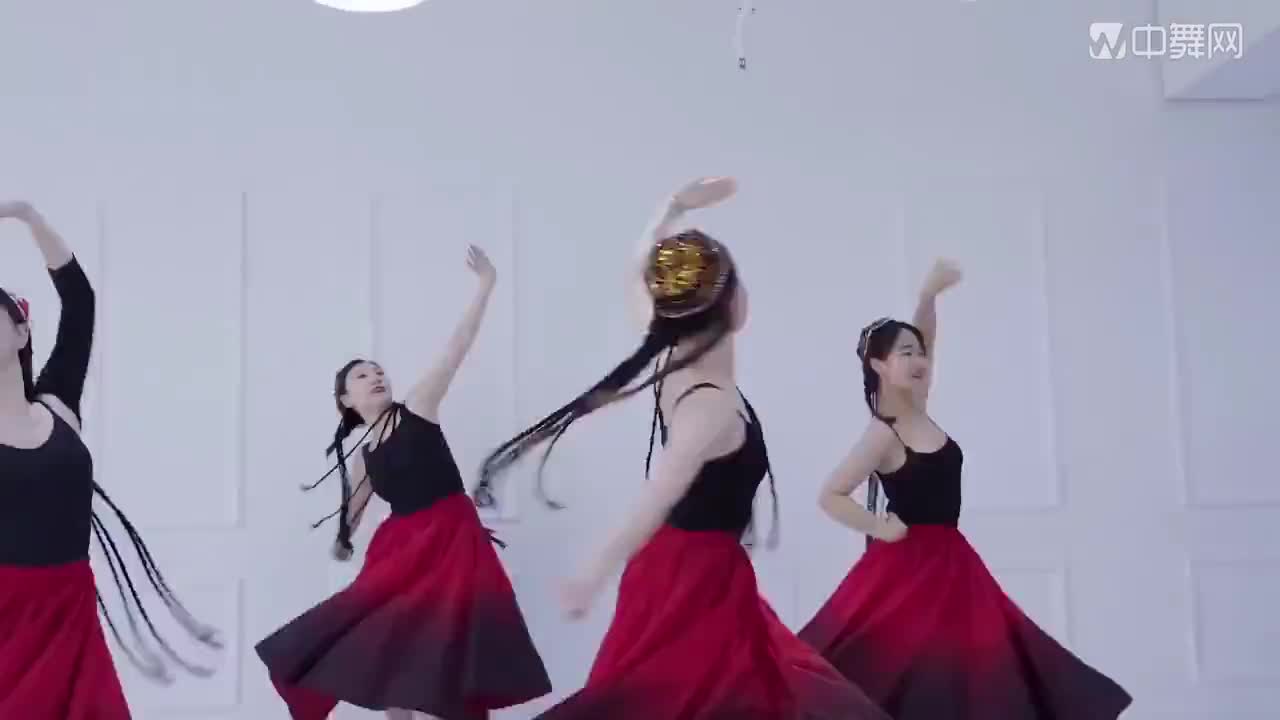 今天学了这支最喜欢的新疆舞《亚丽古娜》太美了可惜