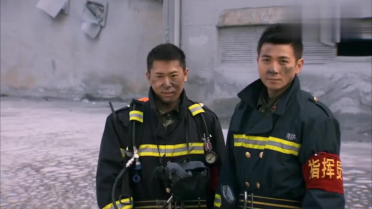 火线英雄:消防员来灭火救人,结果男子非要作死,真是