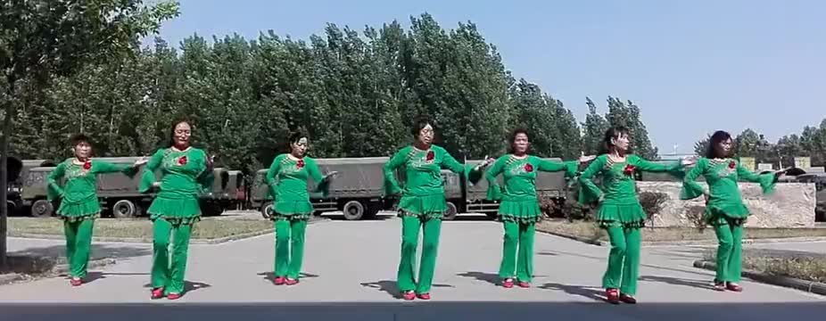 芭蕾舞剧《白毛女》女一号石钟琴以73岁高龄跳广场舞
