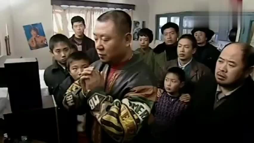 彪哥在家拜财神,竟然拜出来六个壮汉,彪哥上去咔咔一