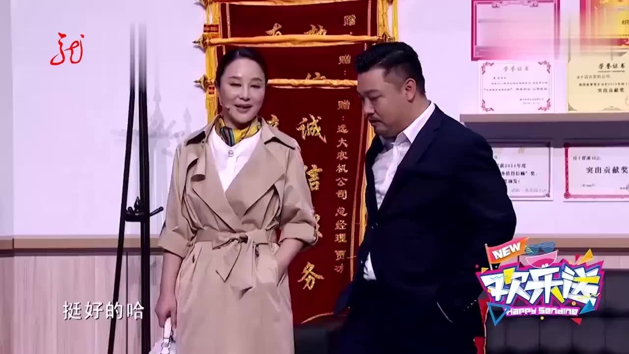李丽丽上手给贾冰脱衣服,不料被贾冰误会了,这下热闹了