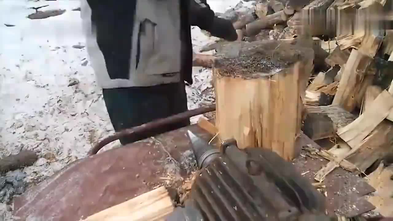 农村牛人自制劈柴神器,操作简单,动力强劲!