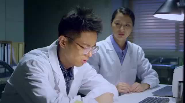 刑警队长：杀人犯焚尸灭迹，实习生仅凭拖鞋，就确定大叔是杀人犯