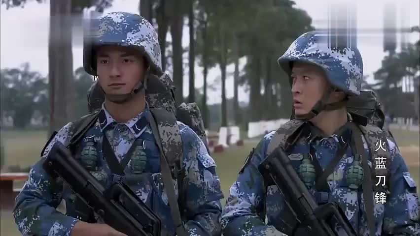火蓝刀锋:新兵入伍,班长举着火蓝匕首宣誓,看得人热血