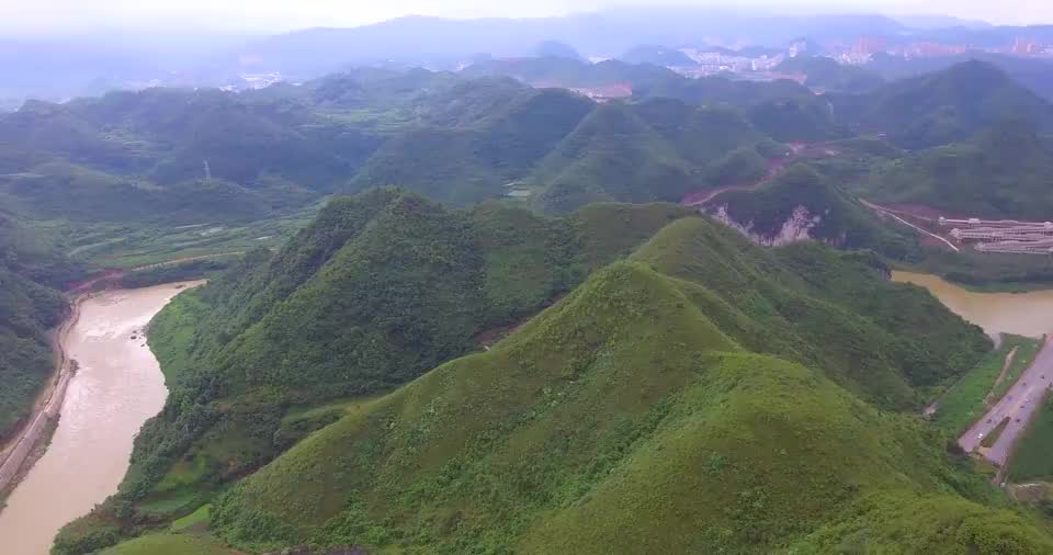 此地巨龙环绕,玉带缠腰,堪称一个顶级的风水宝地