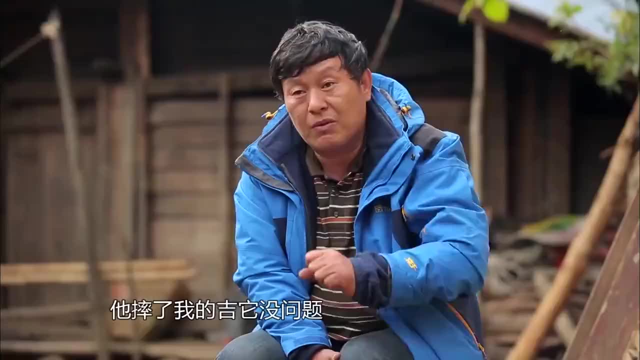 变形计:看到庄前的吉他坏了,庄爸气不打一处来,非要梁佳铭赔偿