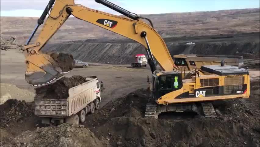 卡特6015b型挖掘机的效率真高,两斗就能装一车