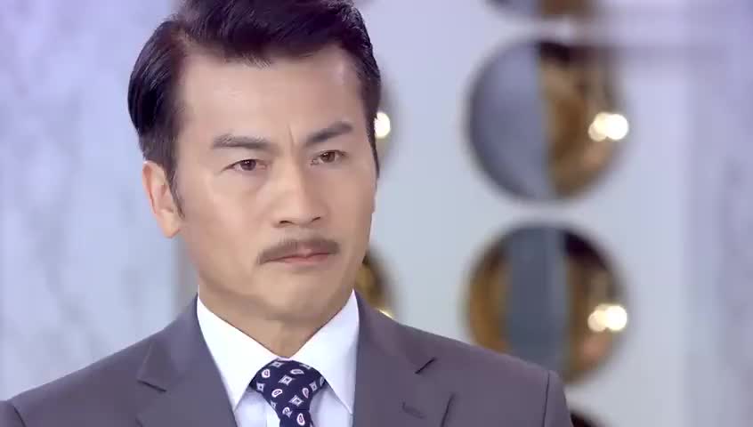 酒店门童上班迟到领导对他一顿批不料董事长出现门童妈