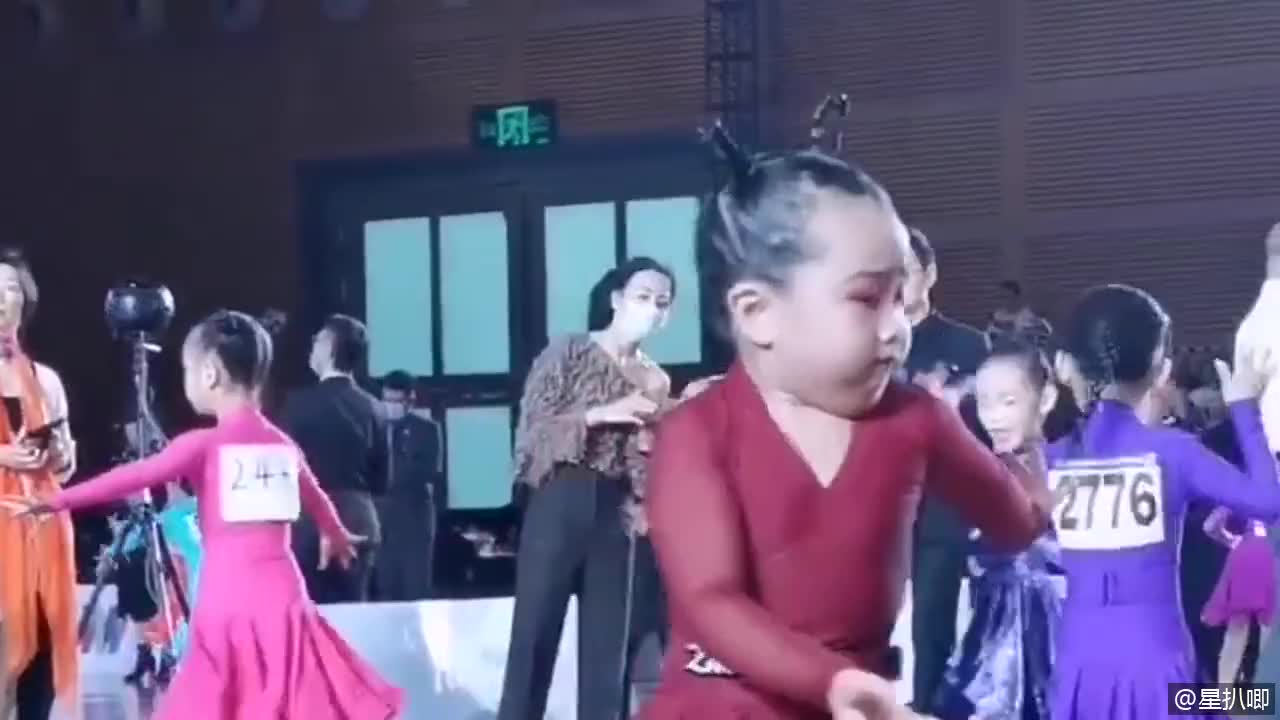 迷你版辣目洋子表演拉丁舞~ 瞧这白眼翻的真有范