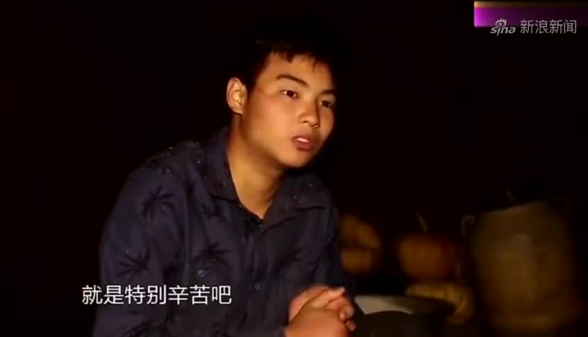 变形计:梁佳铭掏野蜂窝,扔掉工具徒手拿蜜,手被蛰过敏