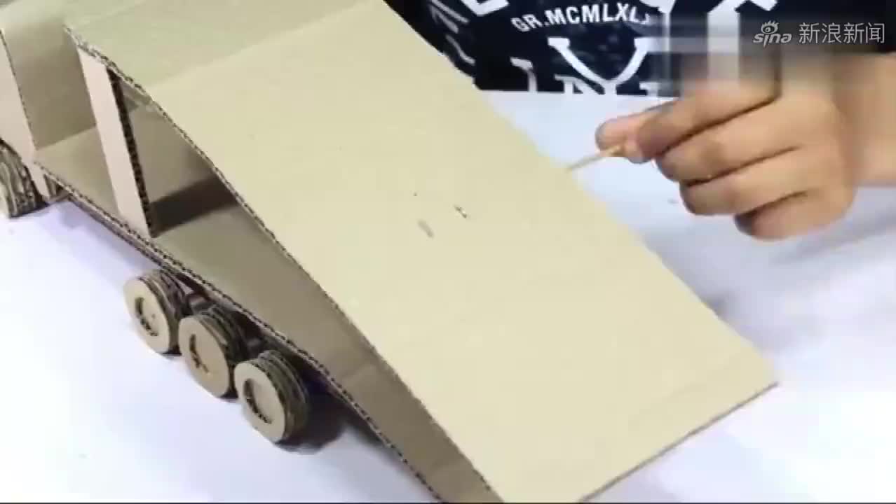 用纸板diy运输卡车,玩起来真带劲,看看他是如何制作的