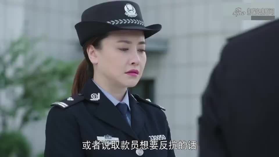 警察锅哥:简凡调侃胡姐不分上下级,胡姐上去就要揍他,够贫嘴