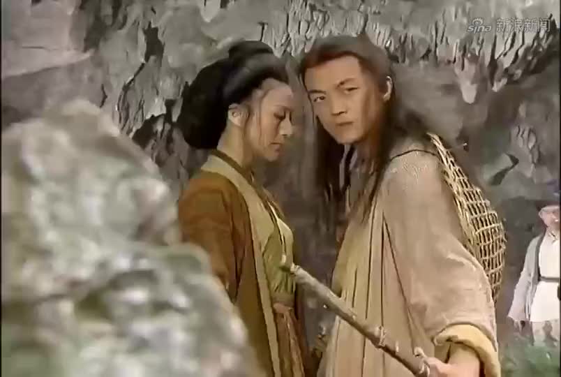 岳不群抓住令狐冲和任盈盈,令狐冲使出吸星大法对抗