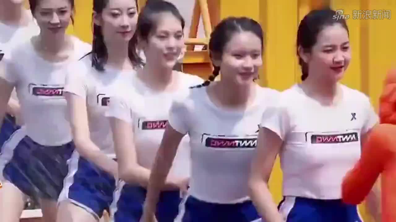 绵羊队站桥上热舞,对面小伙看得直接落水,岸上农村笑