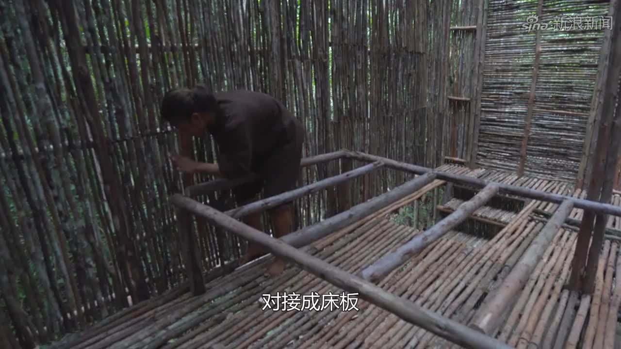 户外生存:小姐姐一个人在野外搭建了一间竹屋,真的太