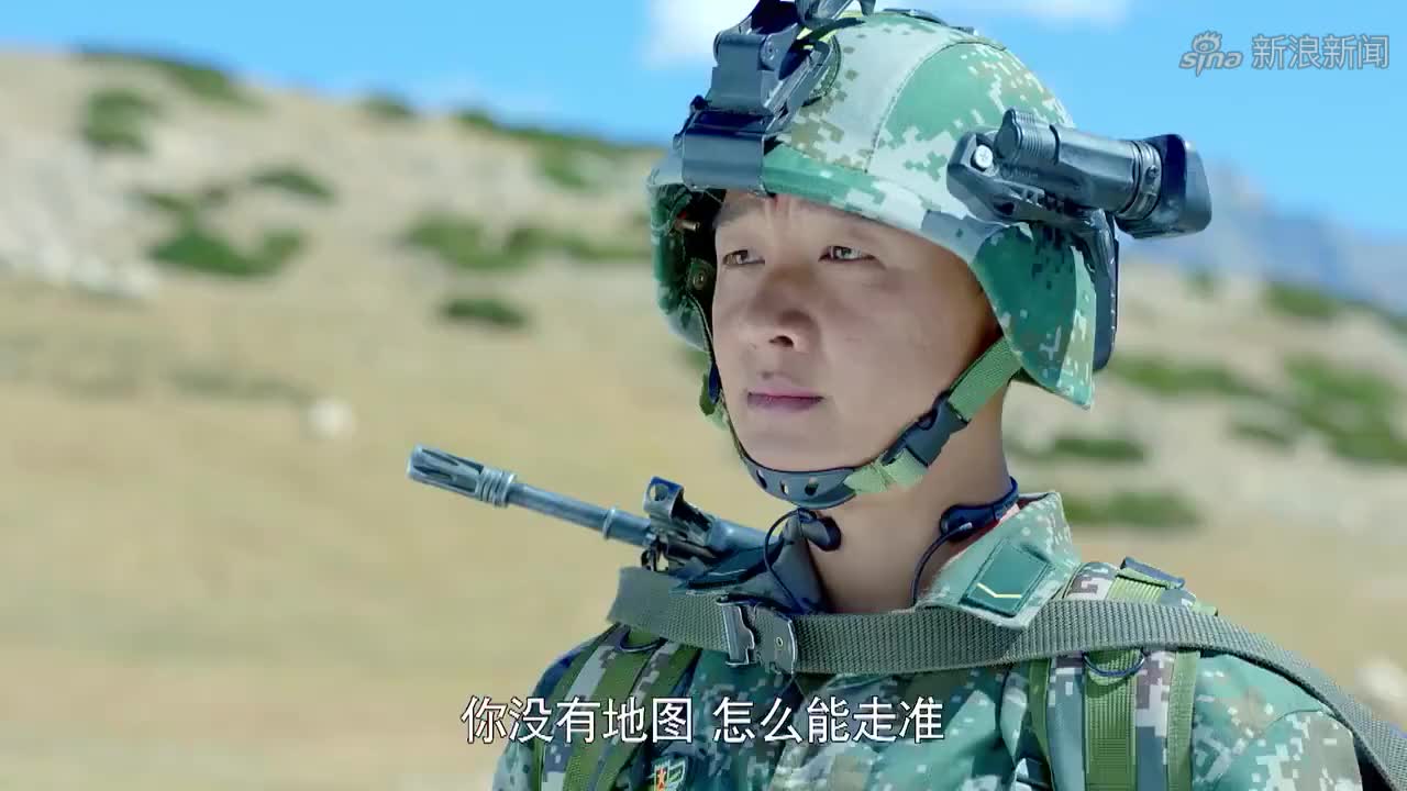 男子打仗训小兵嘎子,让他趴下去当枪支架,给孩子吓出
