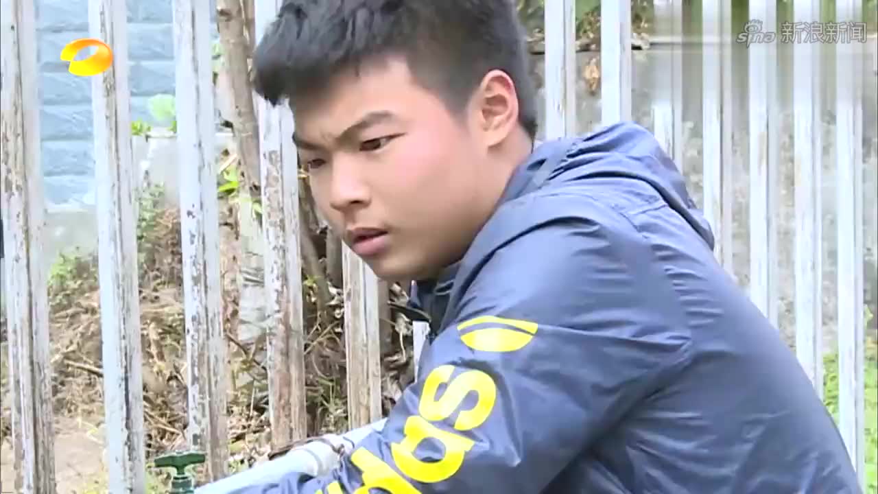 变形计:梁佳铭太自私,吃不完的饼装进口袋,也不管爸爸