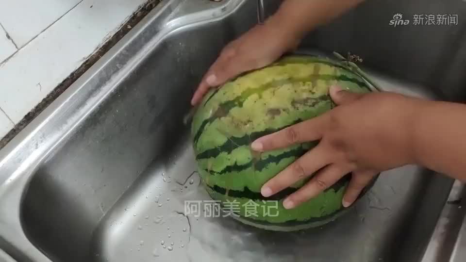妯娌俩趁凉快摘绿豆,公婆赶紧摘大西瓜解暑,一家人一