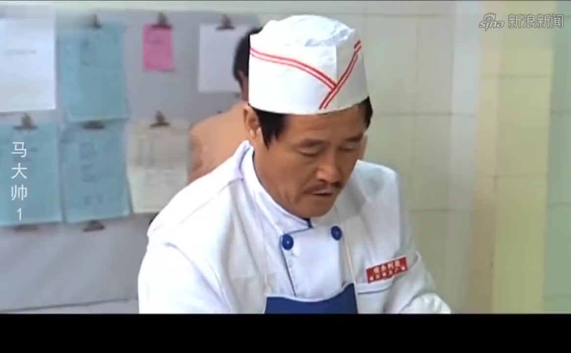 马大帅陪人练拳击,不料一拳就被放倒,大牙都被打掉了