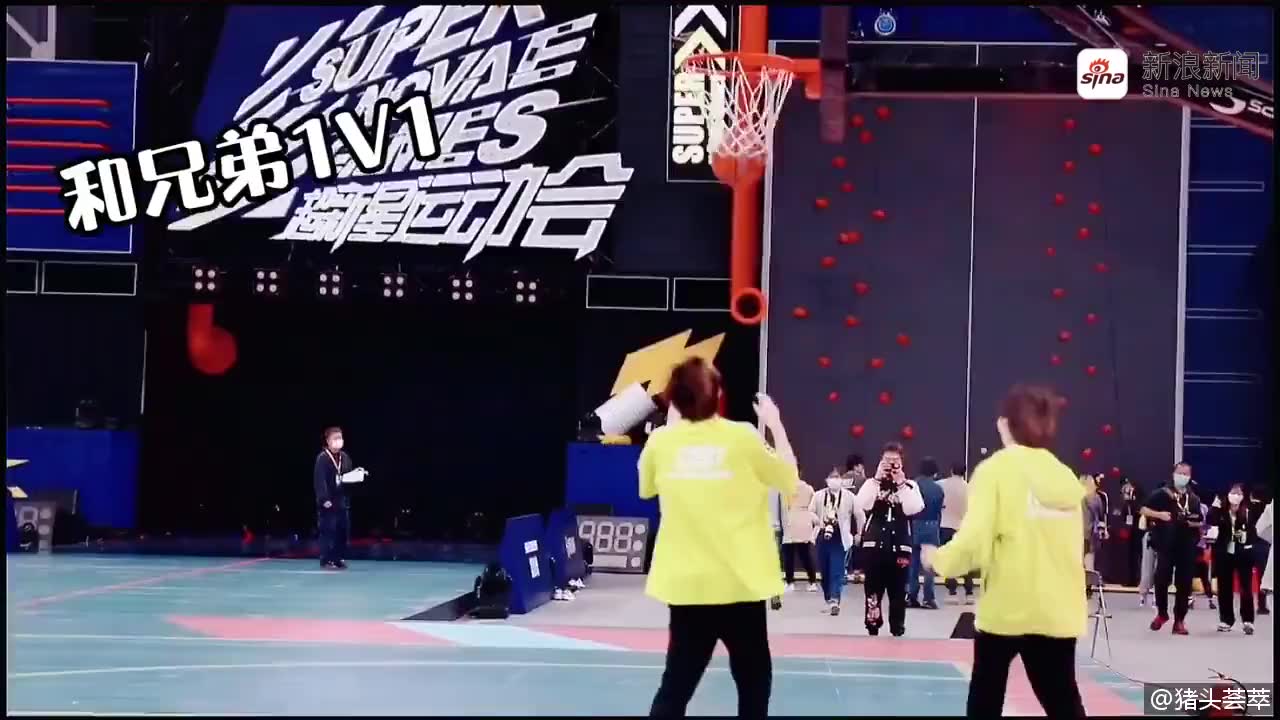 米卡超新星花絮 米卡好暖啊,帮队友整理头发