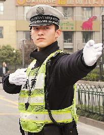 杭州帅气男交警引网友花痴