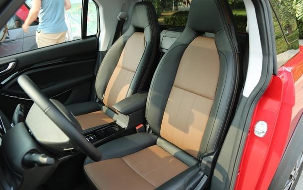 无边框车门旋钮式换挡,配3块大屏才卖8万块,众