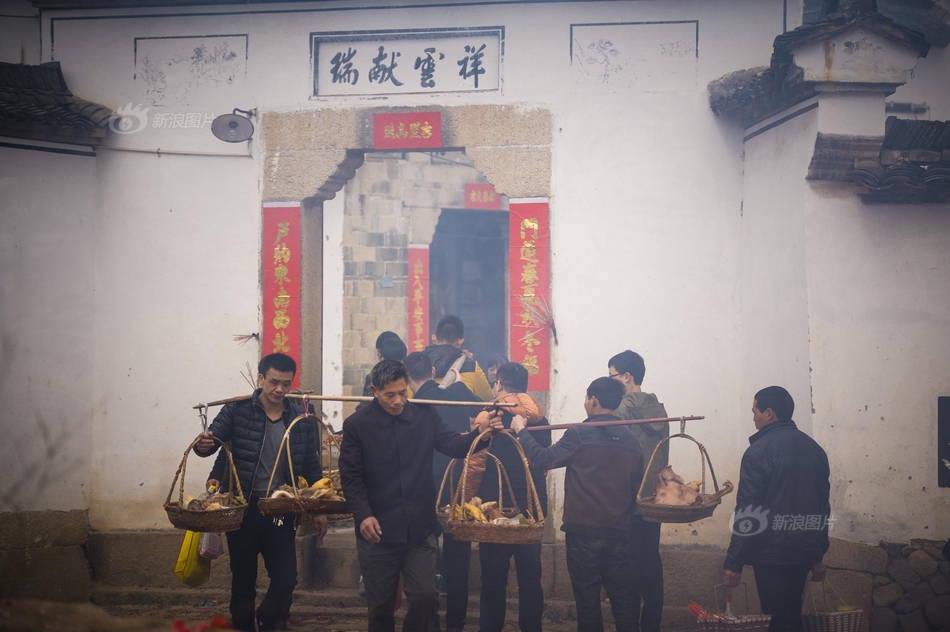揉 啊 嗯～出水了动漫