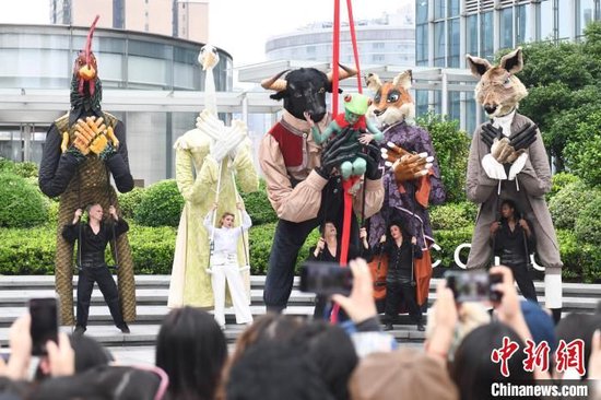 5月7日下午，法國街頭大型木偶劇《拉封丹寓言》在長沙精彩上演。中新網記者 楊華峰 攝
