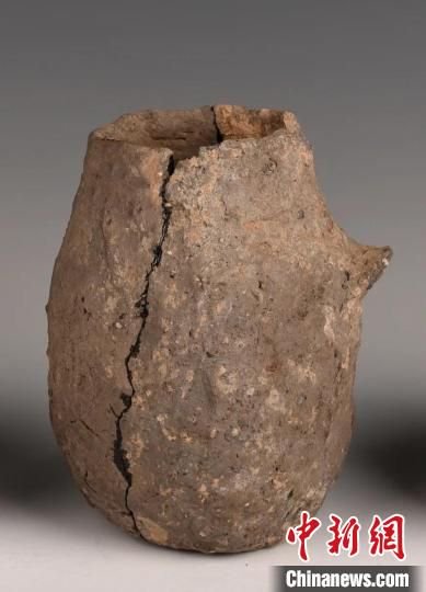  山西太安遺址出土遺物以陶器為主，圖為單耳杯。（山西省考古研究院供圖）