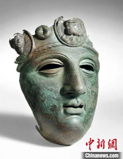 3月19日，來自盧森堡的高盧羅馬時期騎士頭盔的面甲順利抵達河南博物院。(河南博物院 供圖)