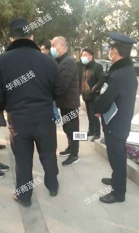 家属前往单位哭诉维权,工作人员进行劝解