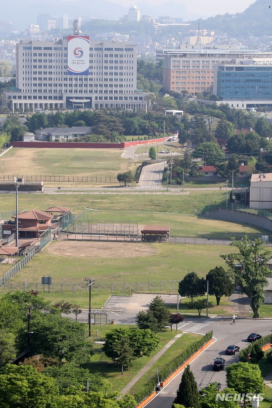 11日早上，尹锡悦车队经过驻韩美军基地（韩国纽西斯通讯社）