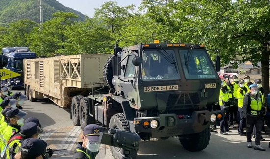 韩国庆尚北道星州郡，载有军事设备和建材的军用车辆驶入“萨德”反导基地。图源：澎湃新闻