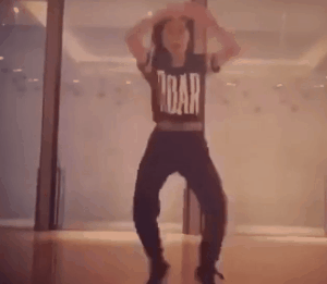 甄子丹12岁女儿抖胸热舞 性感成熟明星范