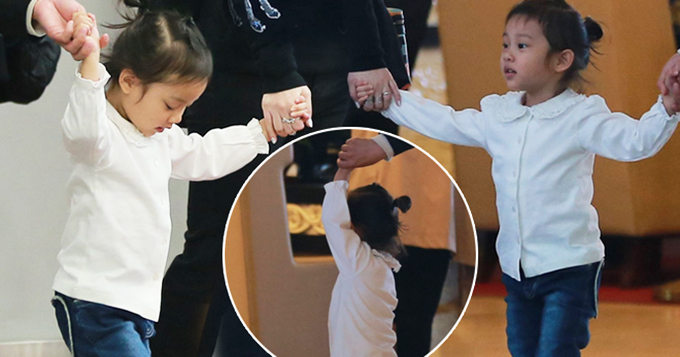 李小璐牵女变辣妈 甜馨嘟嘴转圈使劲抢戏