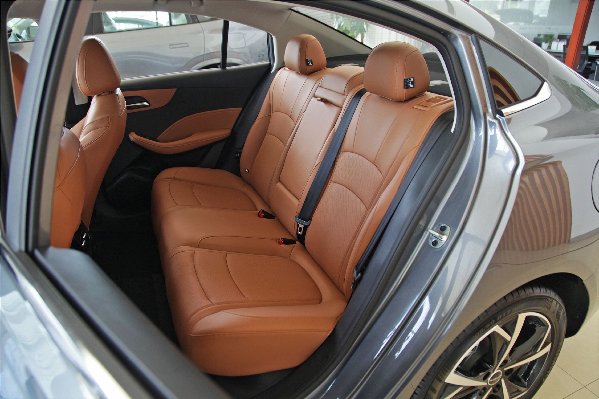 风格大变样 到店实拍全新一代荣威i5