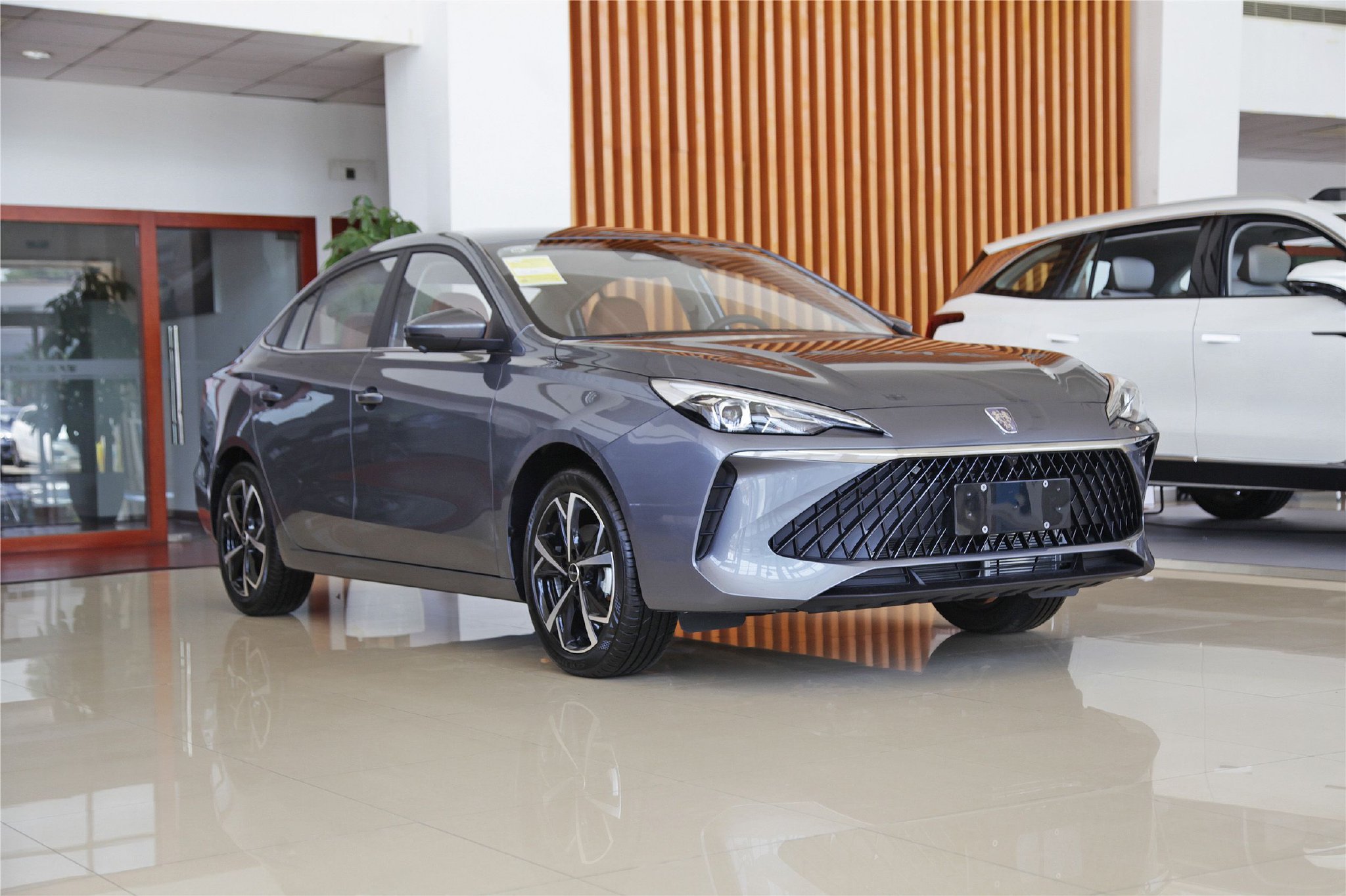 风格大变样 到店实拍全新一代荣威i5