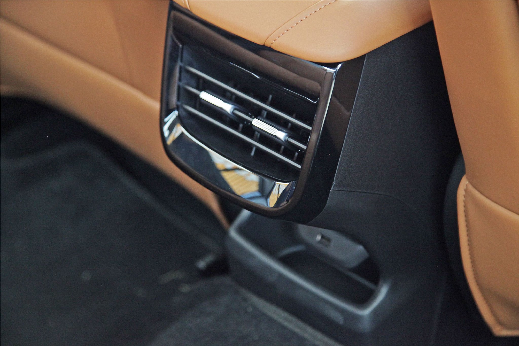 风格大变样 到店实拍全新一代荣威i5