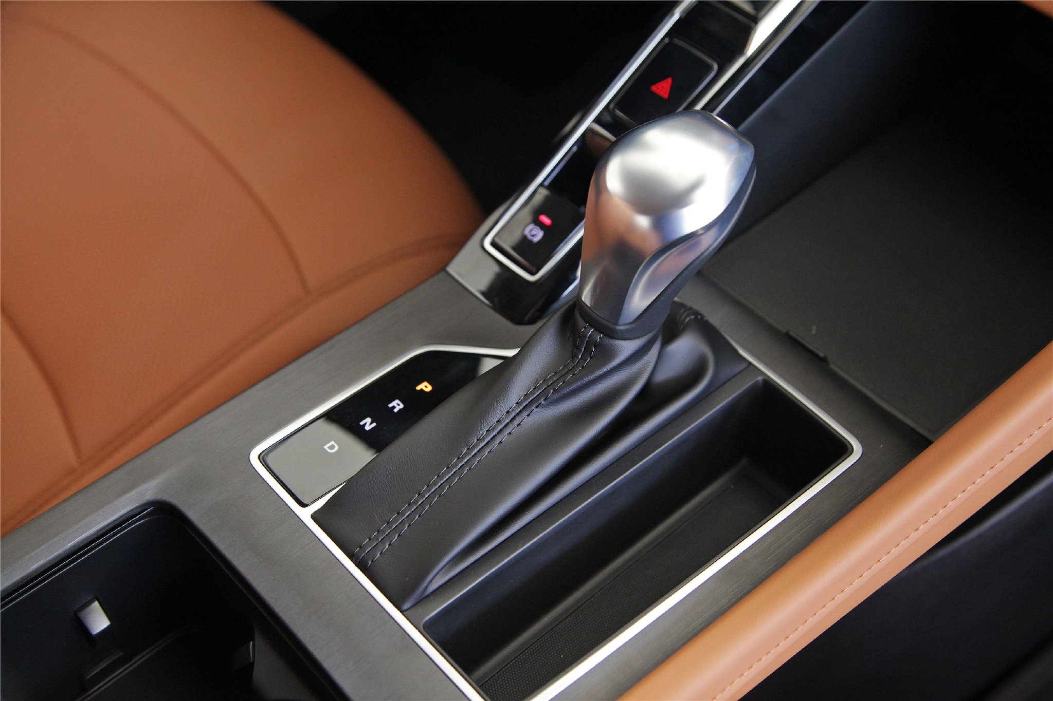 风格大变样 到店实拍全新一代荣威i5